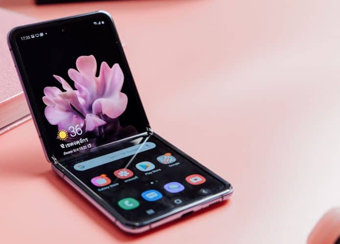 Galaxy Z Flip da Samsung entreaberto sobre mesa