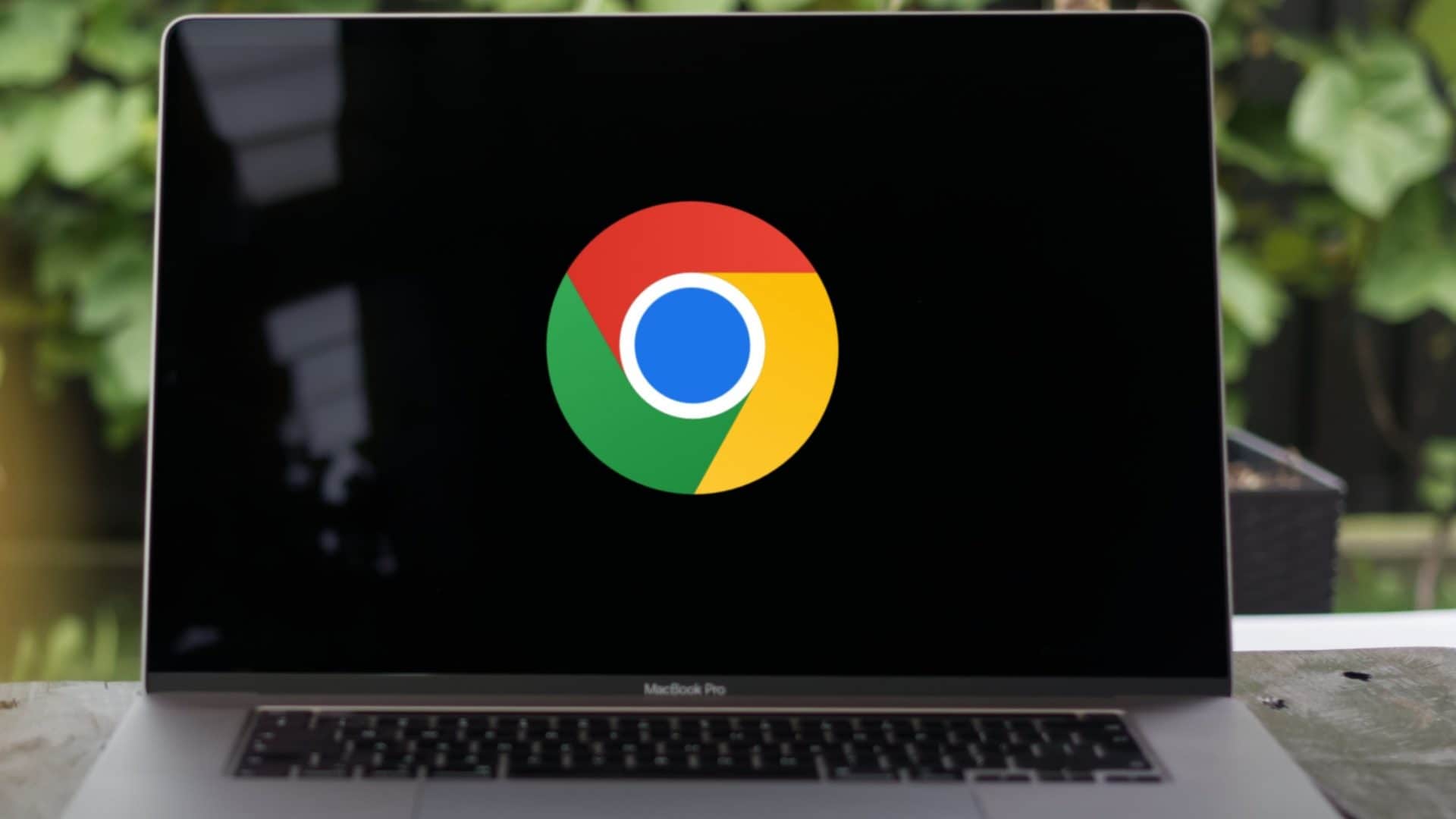 MacBook Pro com logotipo do Google Chrome na tela