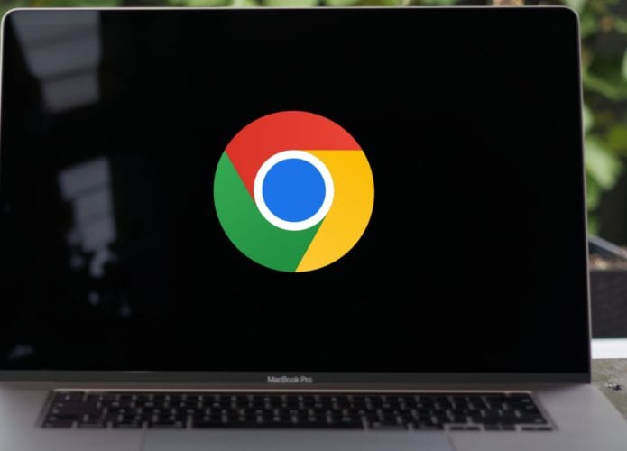 MacBook Pro com logotipo do Google Chrome na tela