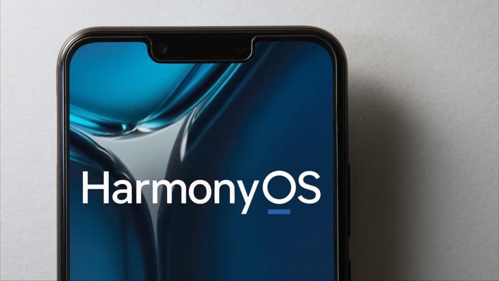 Celular com logomarca do HarmonyOS, da Huawei, na tela