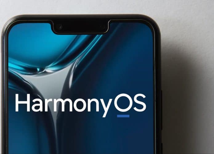 Celular com logomarca do HarmonyOS, da Huawei, na tela