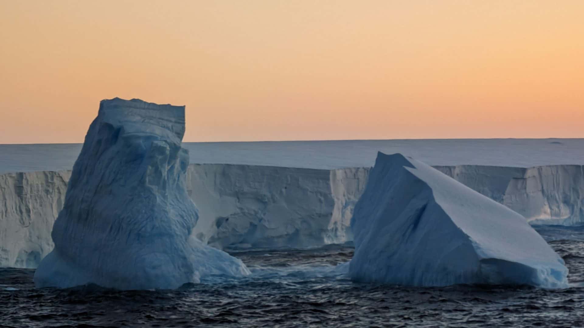 Pedaços do maior iceberg do mundo no oceano