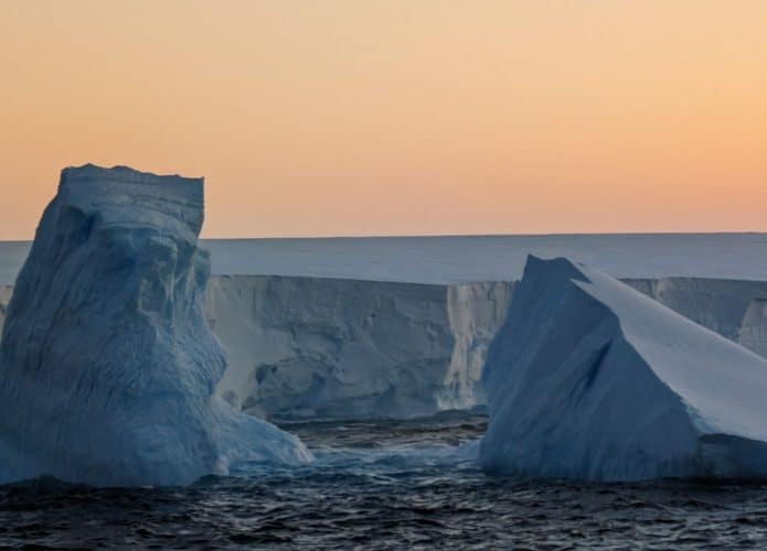 Pedaços do maior iceberg do mundo no oceano