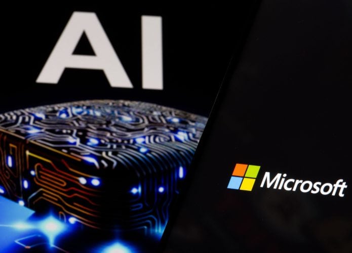 Celular com logotipo da Microsoft na tela e ilustração sobre inteligência artificial no fundo
