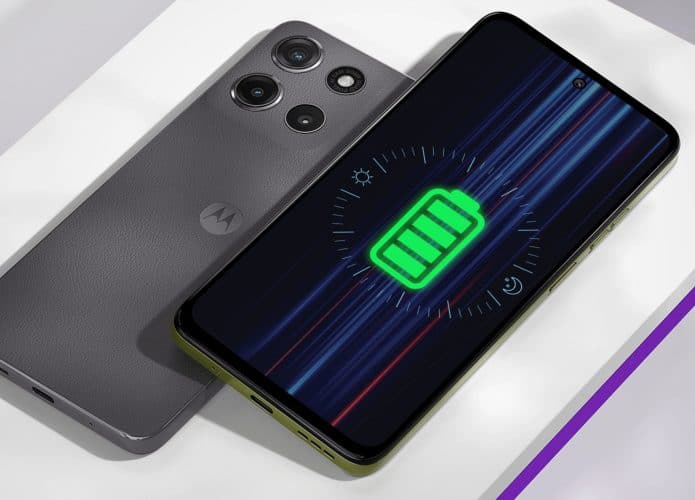 Dois modelos do celular Moto G15 da Motorola, um em cima do outro, com destaque na tela para bateria