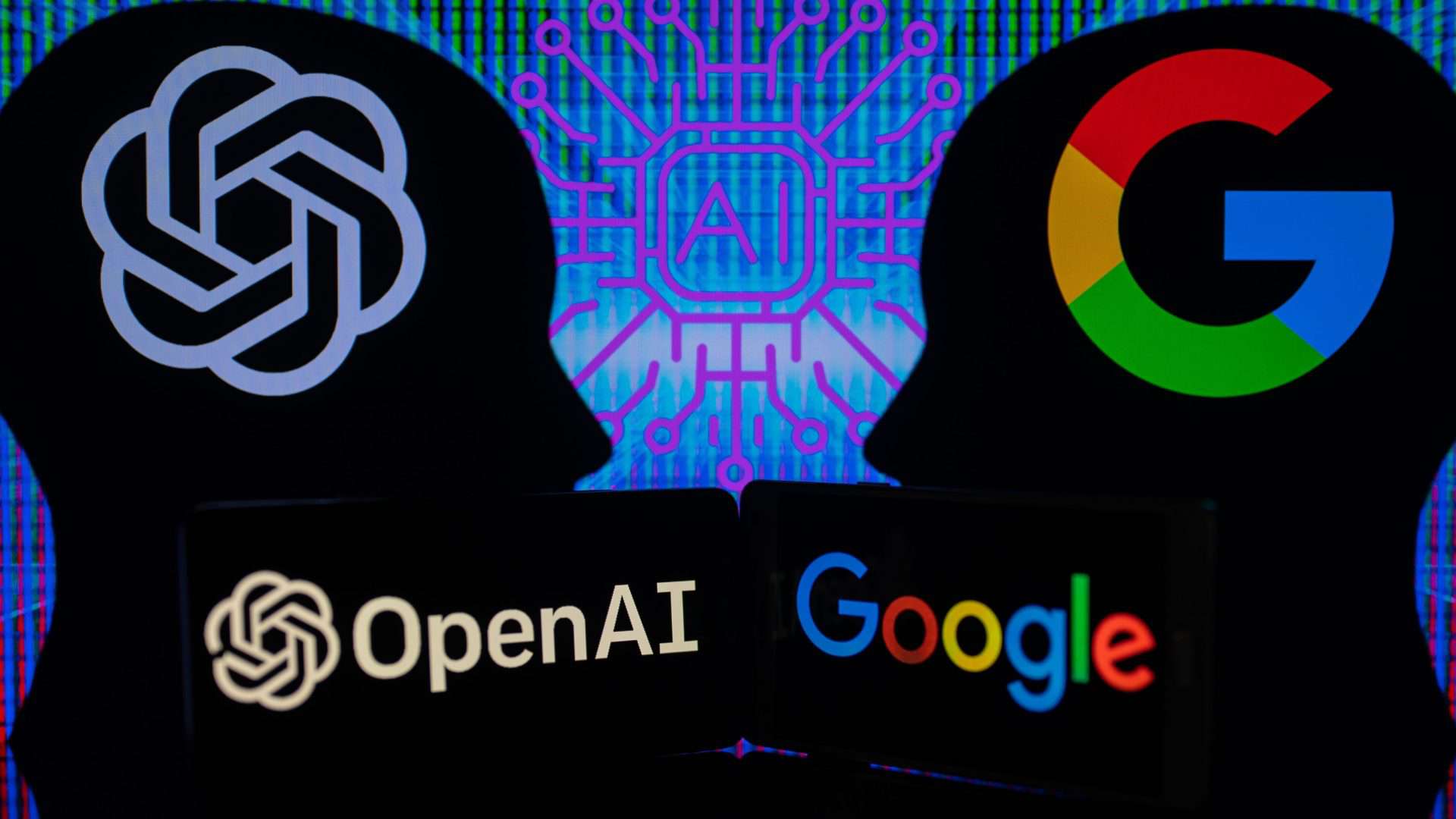 Silhuetas de cabeças humanas com logotipos da OpenAI, do ChatGPT e do Google