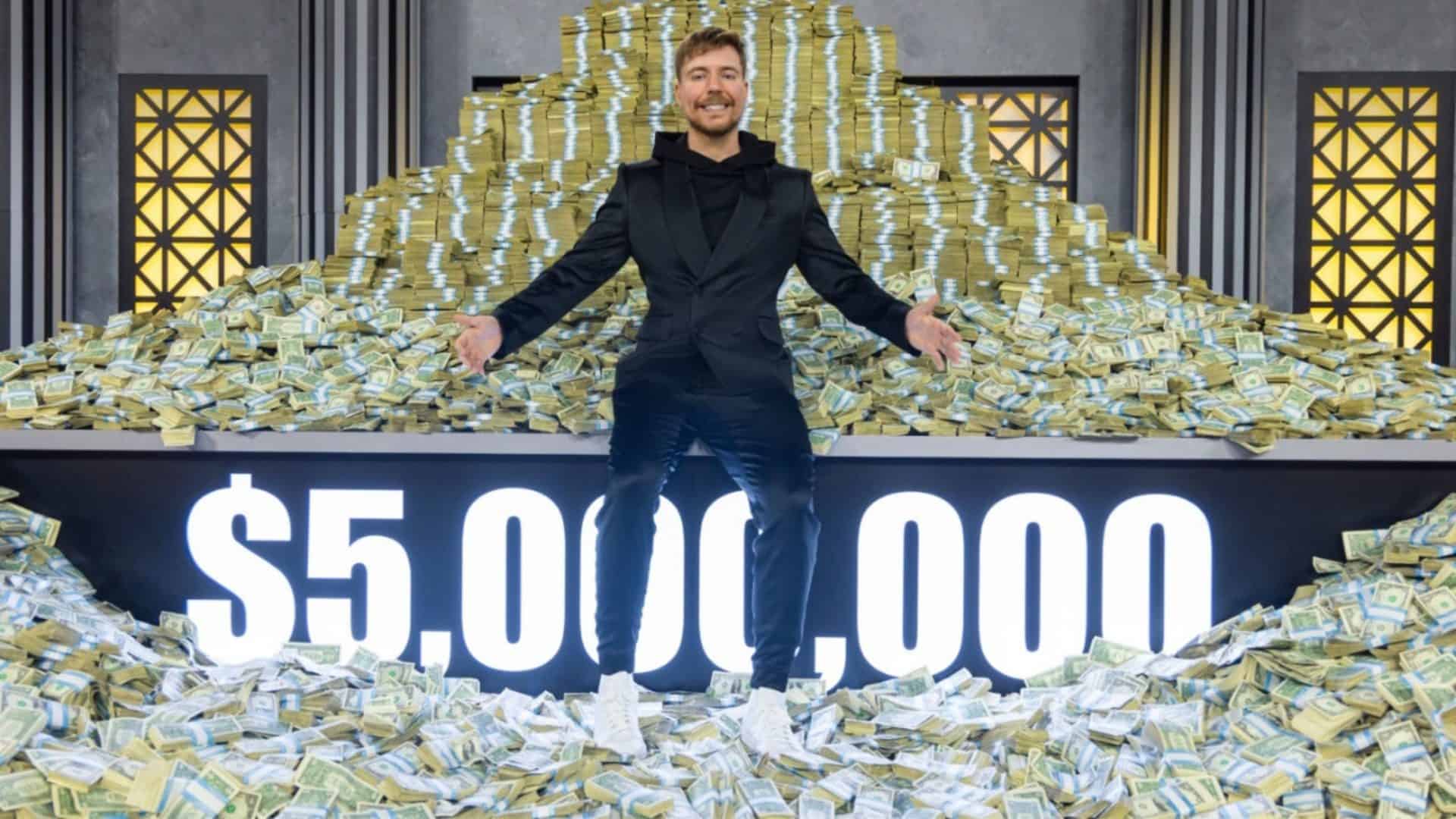 Youtuber Mr. Beast em frente montanha de dólares, prêmio do seu programa Beast Games no Prime Video