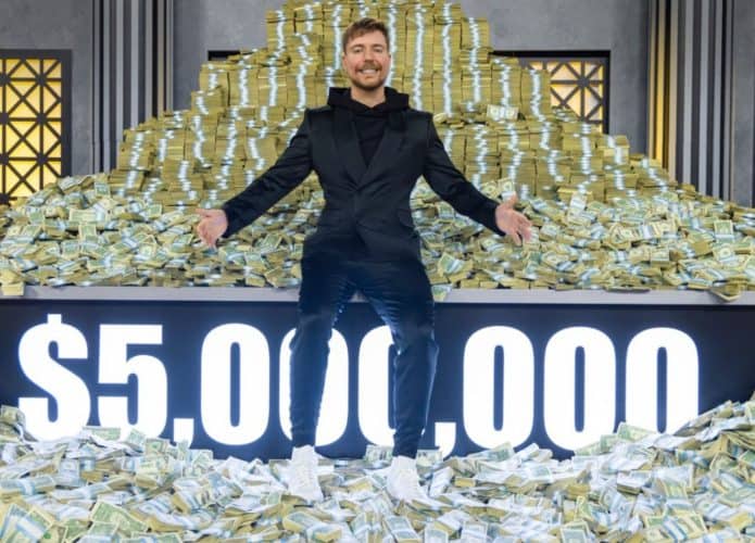 Youtuber Mr. Beast em frente montanha de dólares, prêmio do seu programa Beast Games no Prime Video