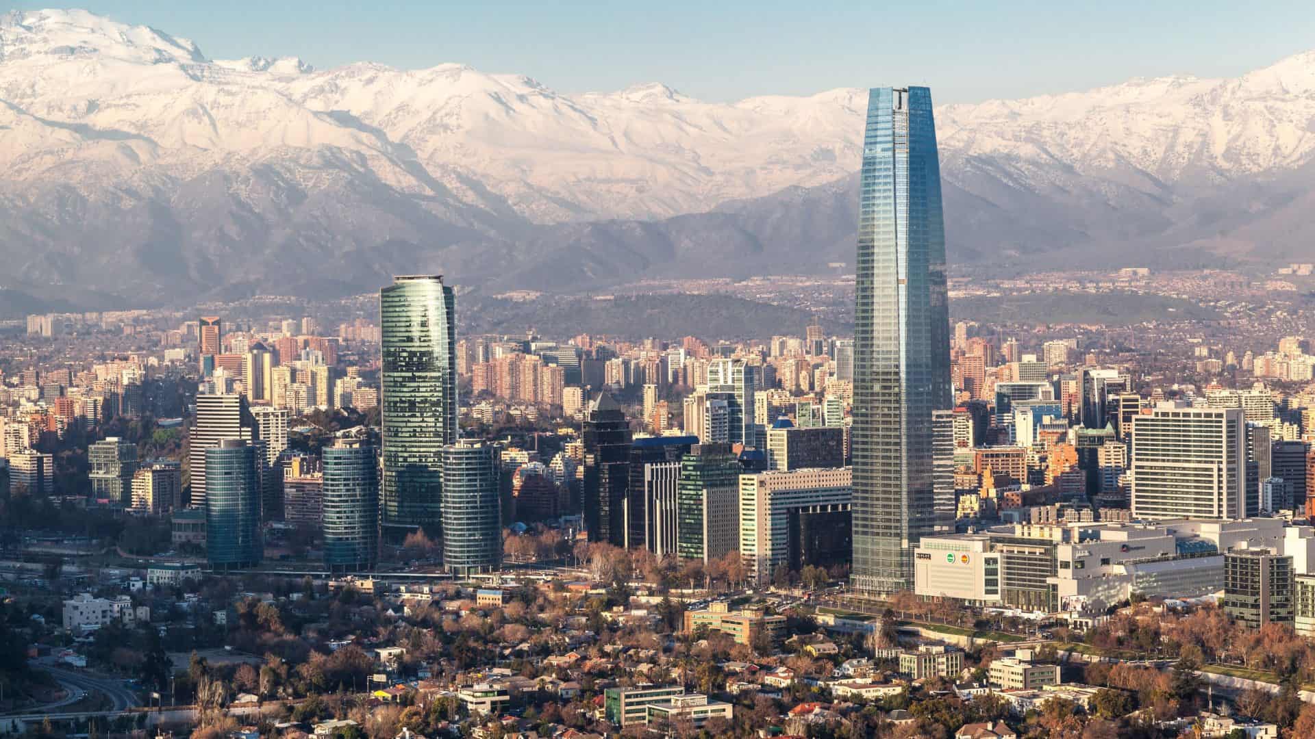 Foto de Santiago, capital do Chile, em dia ensolarado