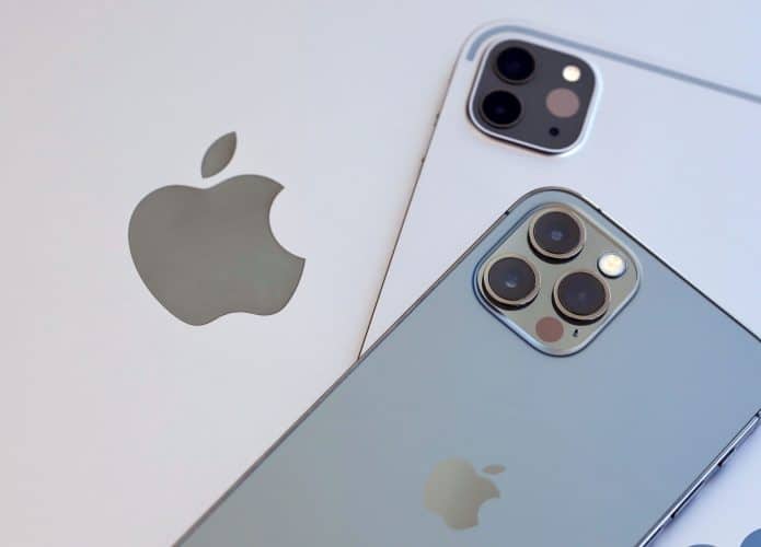 iPhone em cima de iPad em cima de MacBook