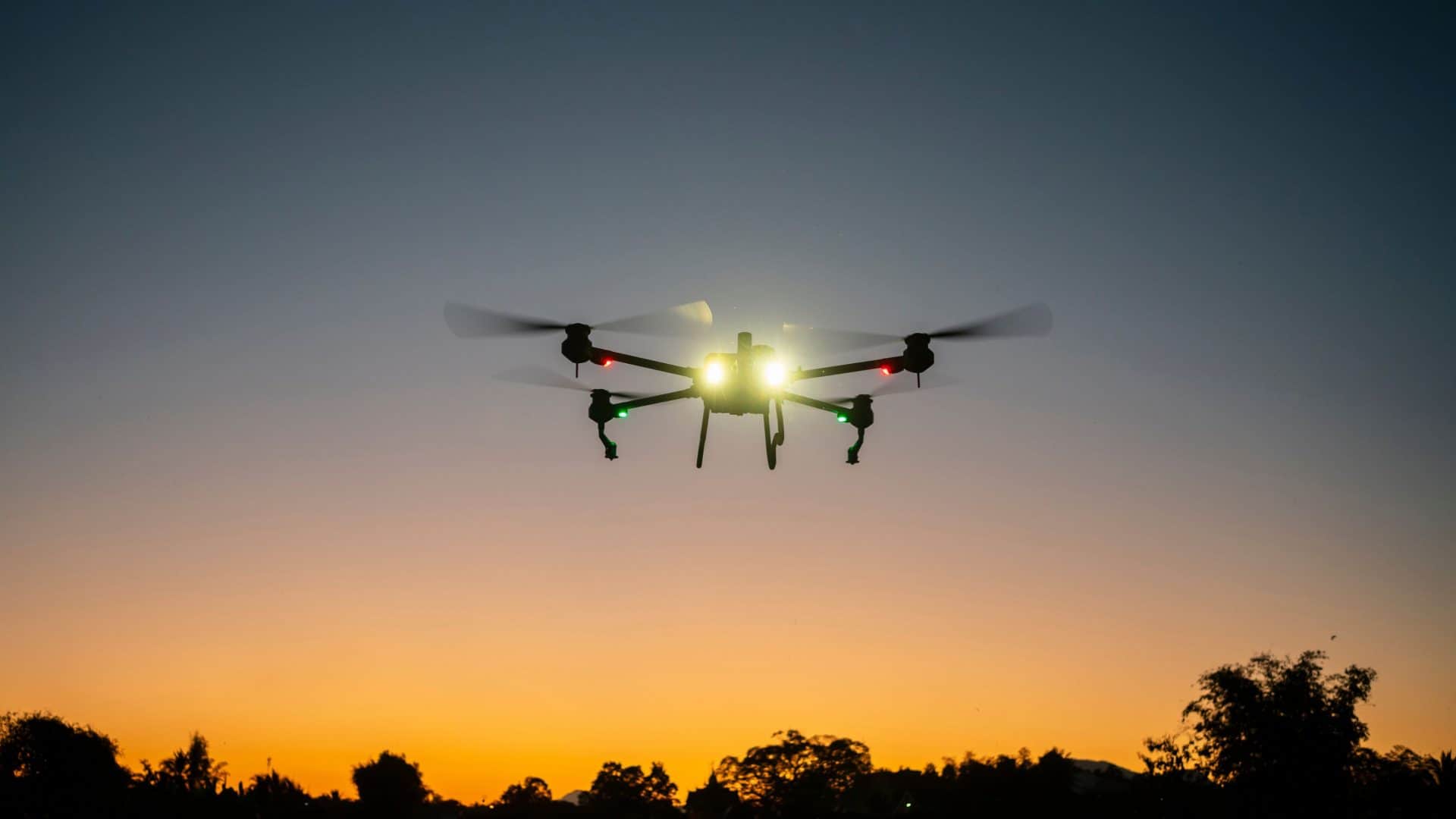 Drone voando no céu durante crepúsculo