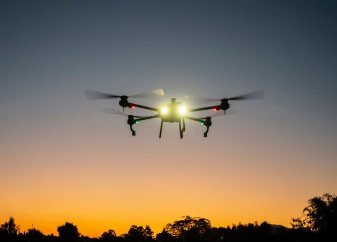 Drone voando no céu durante crepúsculo