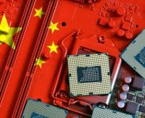 Montagem sobre Guerra dos Chips com chips e bandeira da China