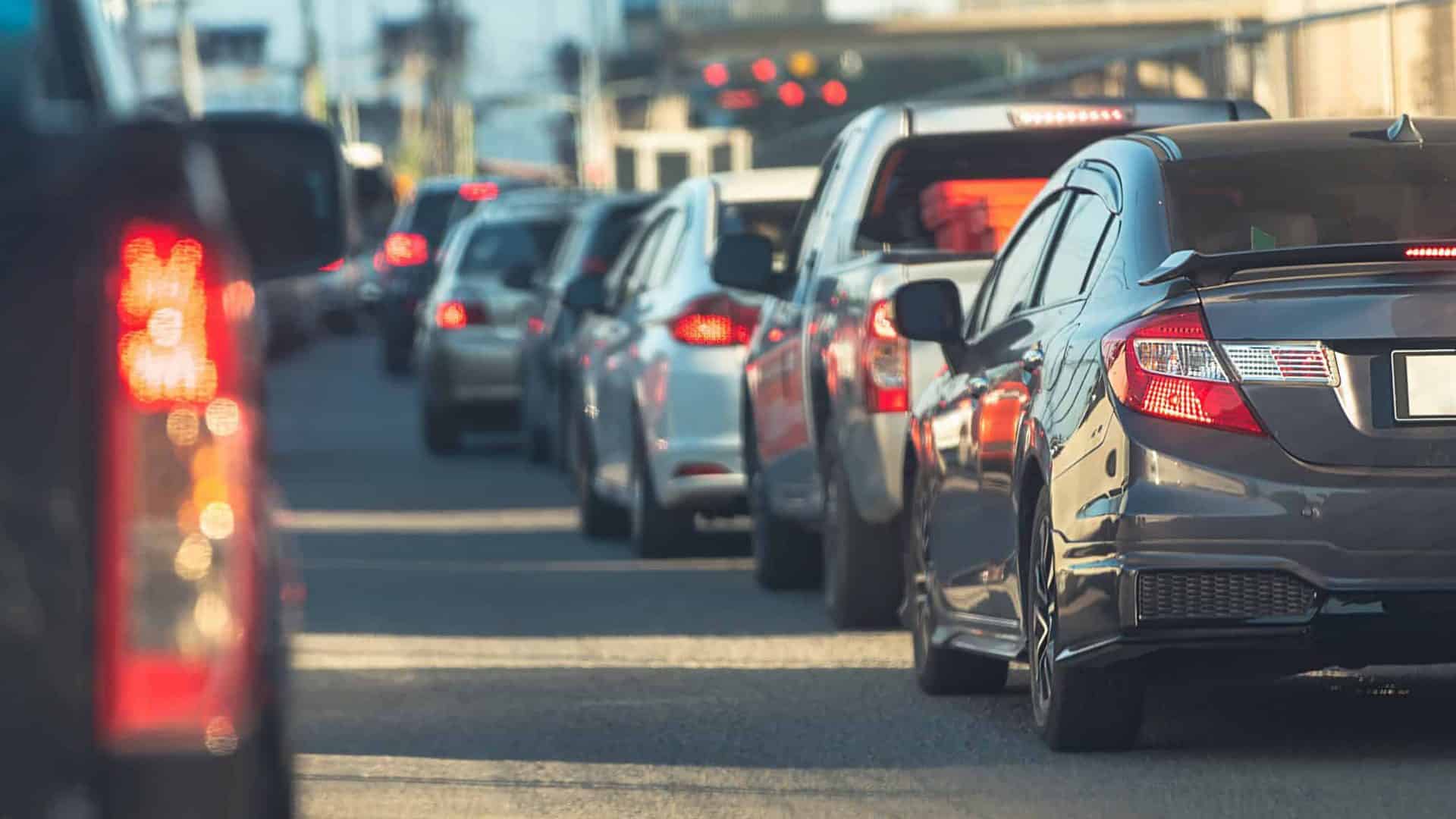 Carros parados em um congestionamento