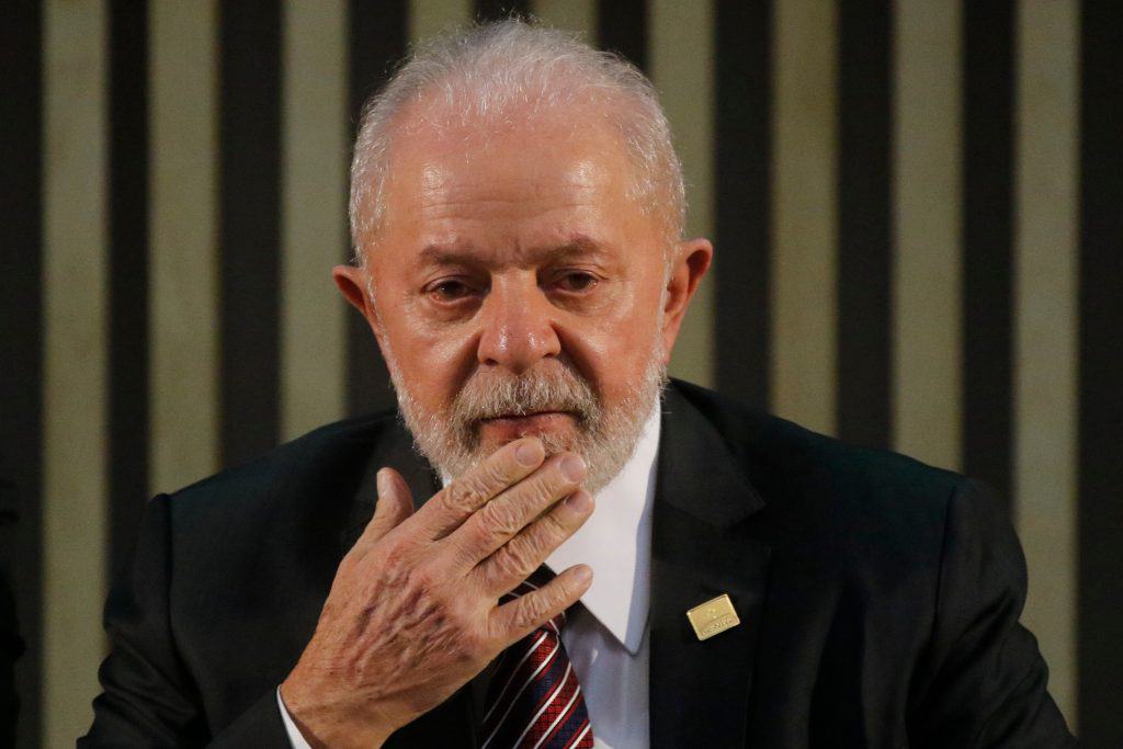 Presidente Lula com a mão no queixo