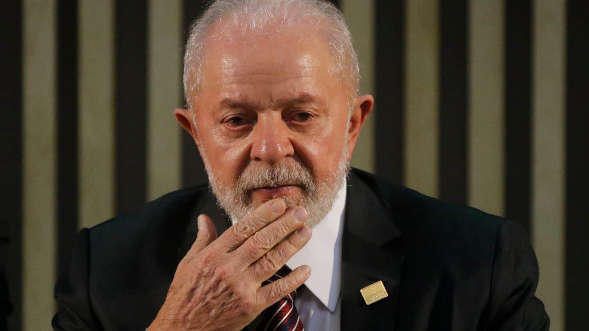 Presidente Lula com a mão no queixo