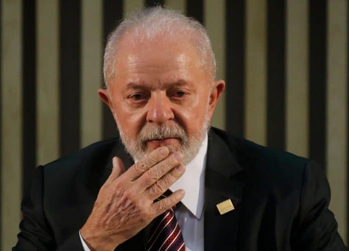Presidente Lula com a mão no queixo