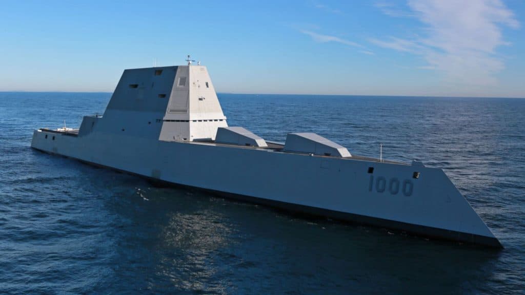 Navio stealth da classe USS Zumwalt, dos Estados Unidos, no oceano