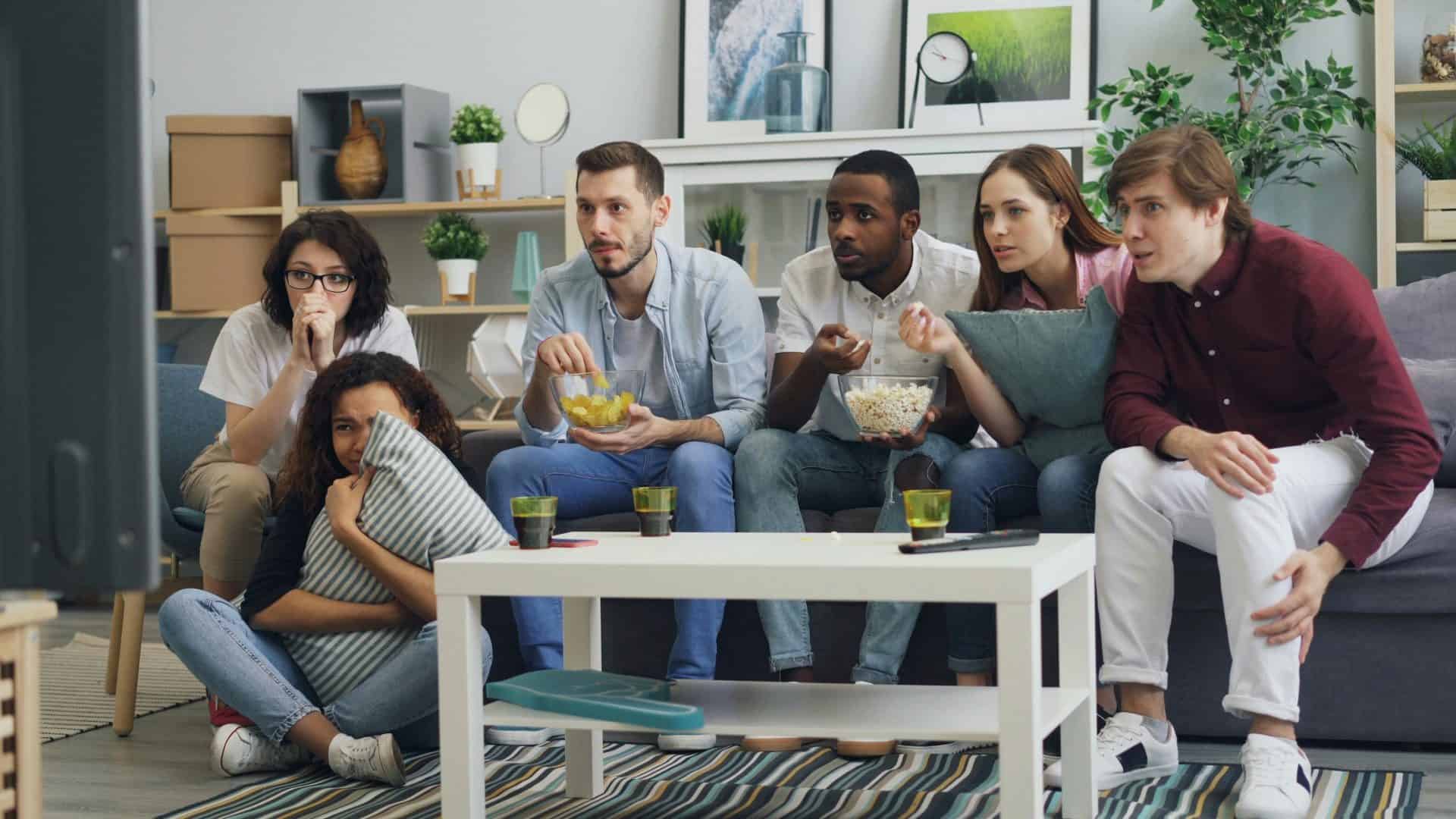 Pessoas assistindo filme de terror_Imagem Pexels_Foto de Vitaly Gariev