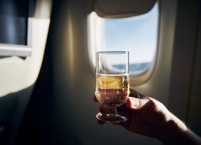 Copo de bebida com álcool em avião