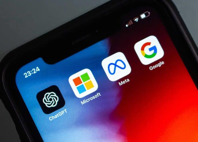 Logos de ChatGPT, Microsoft, Meta e Google em um smartphone