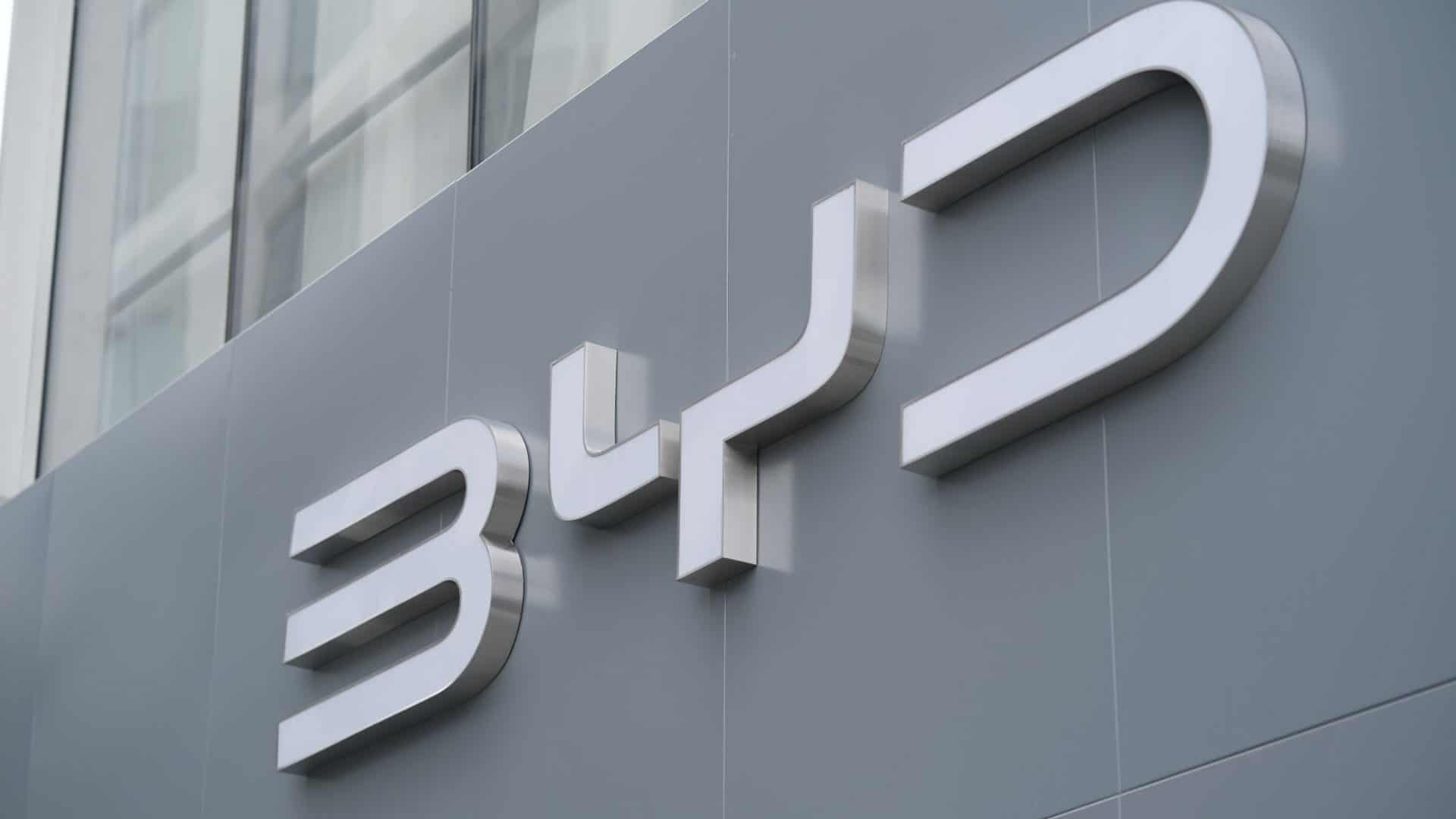 Logo da BYD em fachada