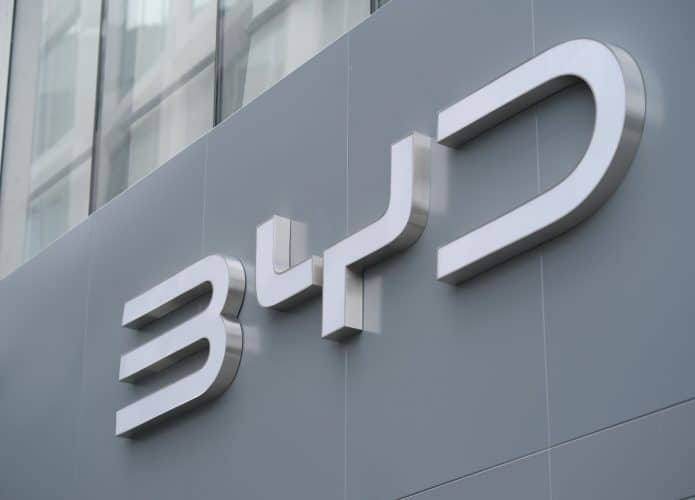 Logo da BYD em fachada