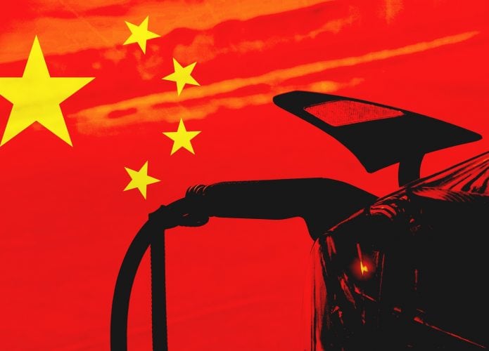 Bandeira da China ao fundo, com a sombra de um carro elétrico sendo carregado