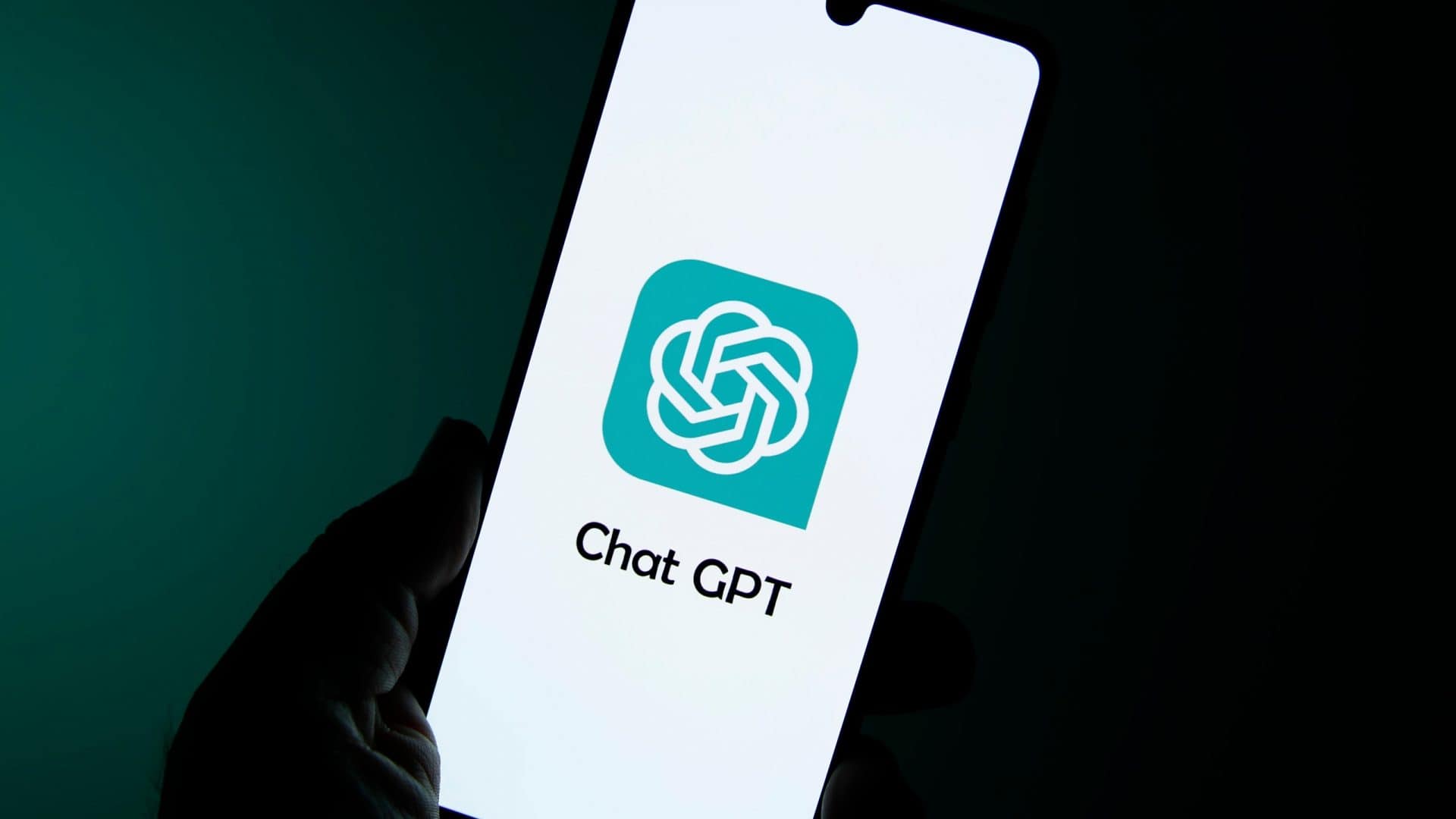 Logo do ChatGPT em um smartphone segurado por uma pessoa