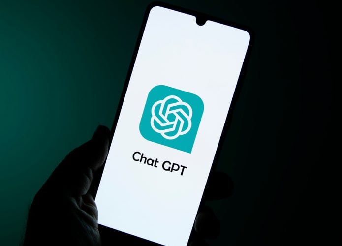 Logo do ChatGPT em um smartphone segurado por uma pessoa