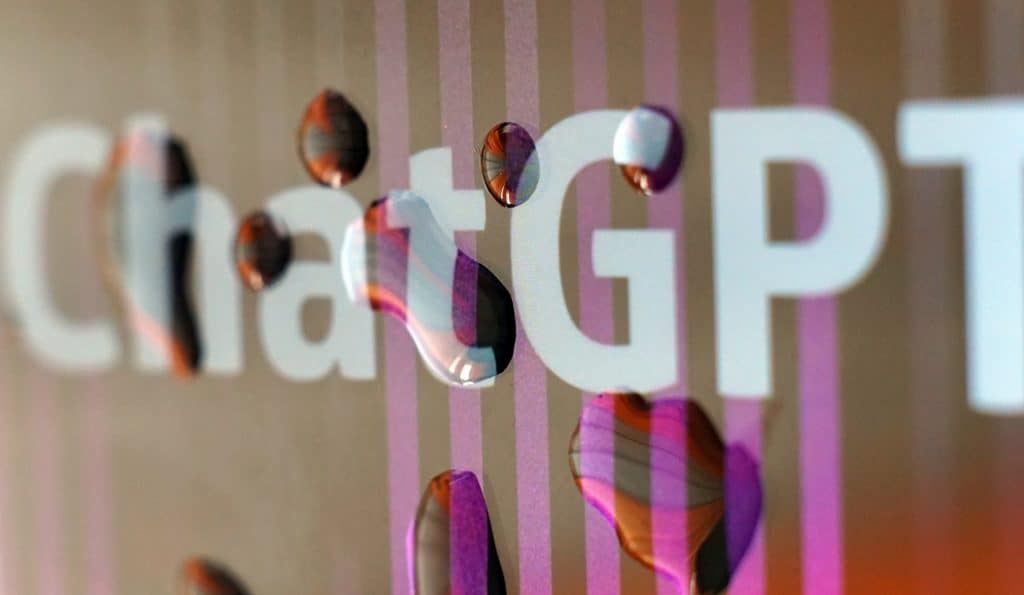 Logo do ChatGPT em detalhe em uma telha que está com gotas de água em cima