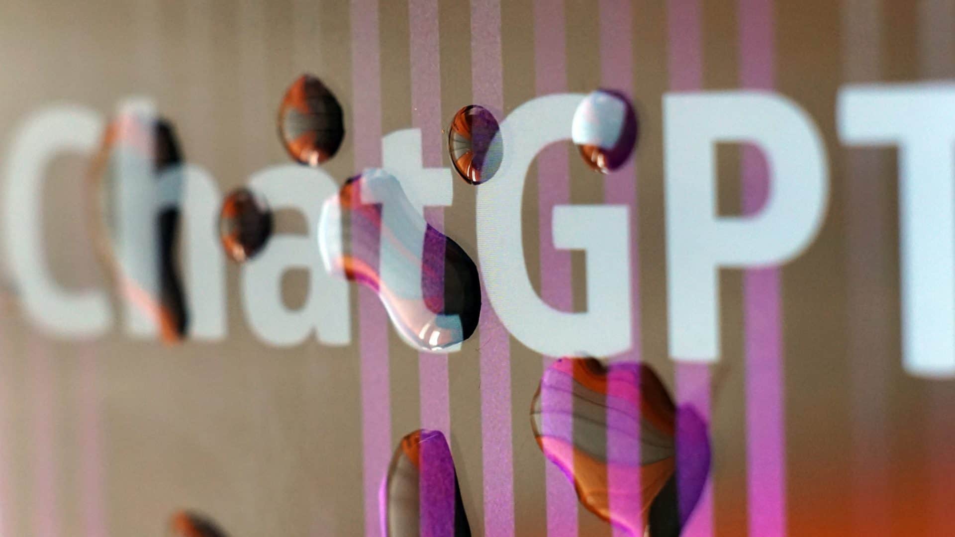 Logo do ChatGPT em detalhe em uma telha que está com gotas de água em cima