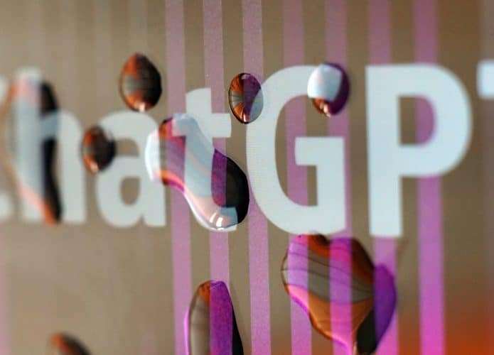 Logo do ChatGPT em detalhe em uma telha que está com gotas de água em cima