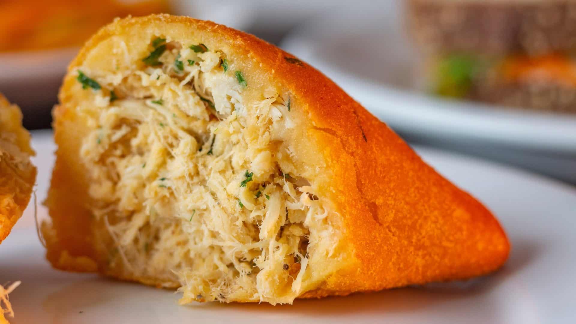 Coxinha cortada pela metade