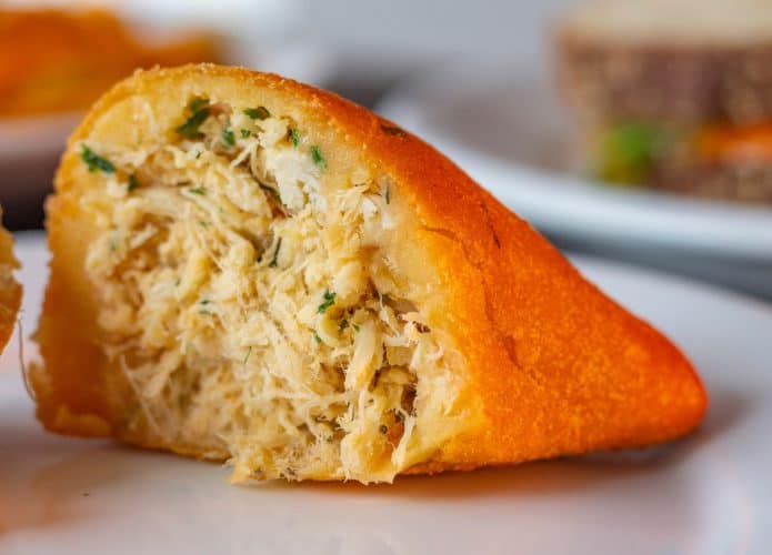 Coxinha cortada pela metade
