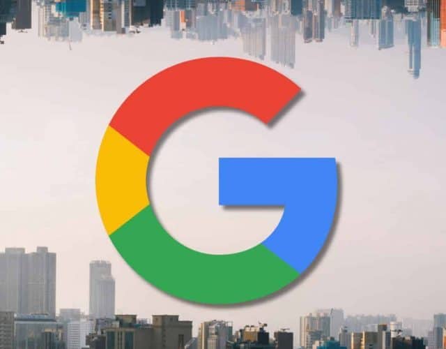 Montagem com logotipo do Google sobre imagem de Nova York espelhada