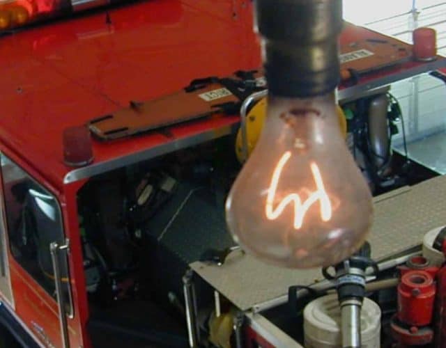 Lâmpada centenária acesa em quartel de bombeiros nos Estados Unidos