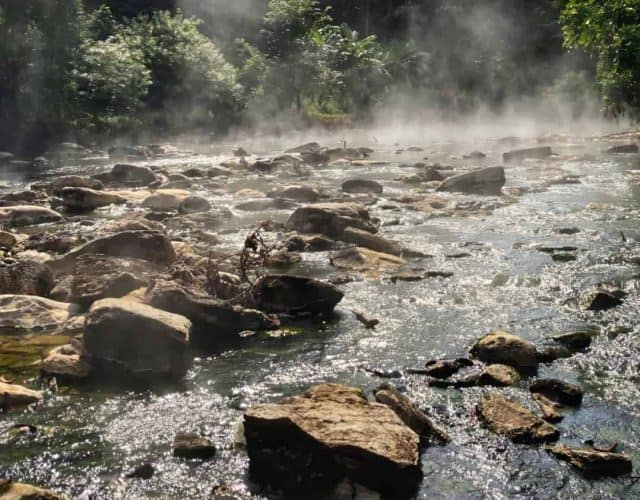 Fumaça saindo de águas do rio mais quente do mundo, na Amazônia, em dia ensolarado