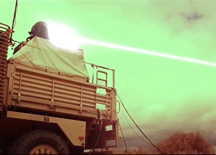 Soldados britânicos disparam arma a laser pela primeira vez