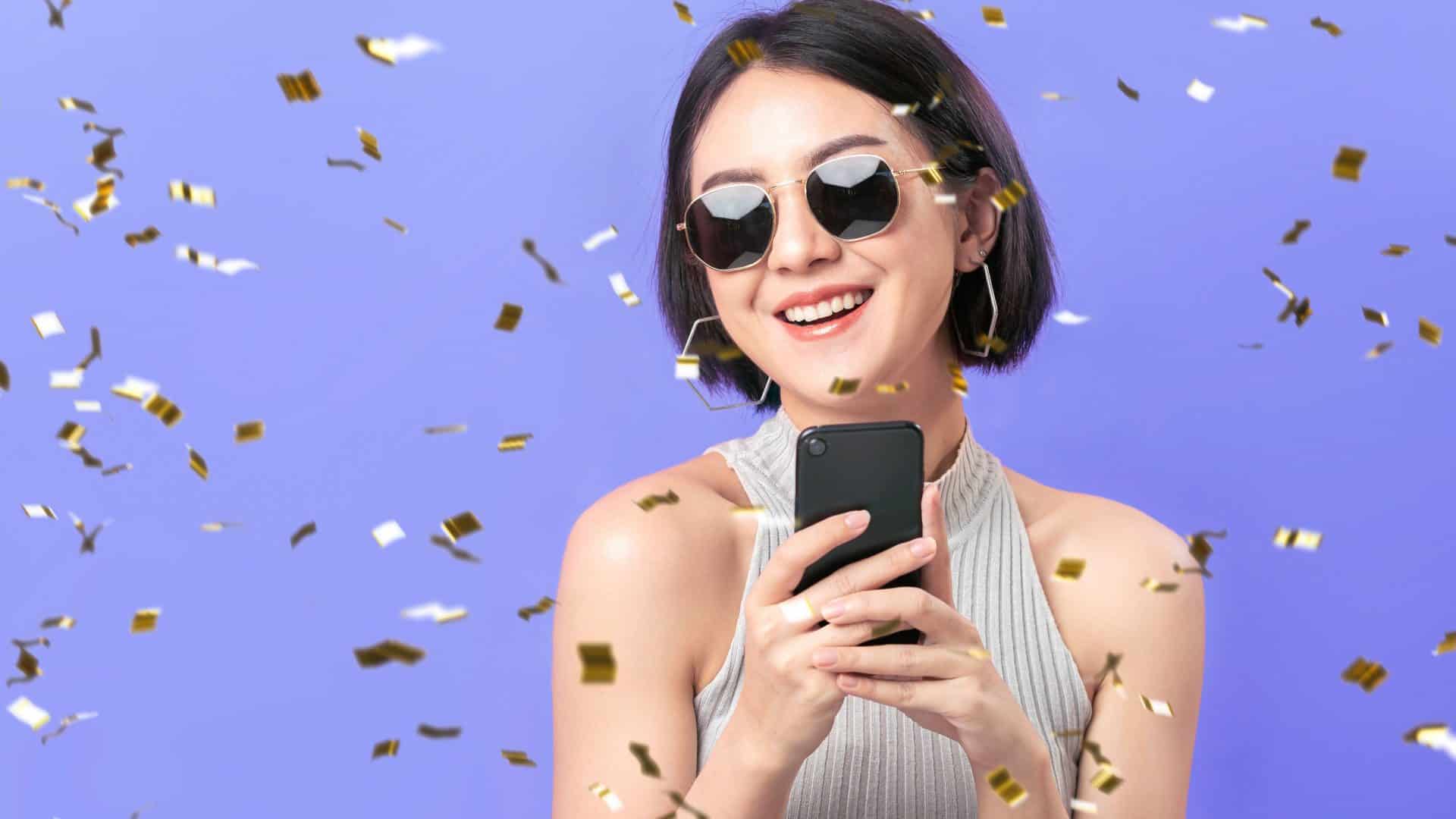 Uma moça mandando uma mensagem de Ano Novo pelo WhatsApp