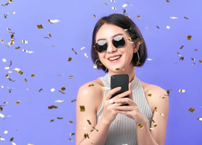 Uma moça mandando uma mensagem de Ano Novo pelo WhatsApp