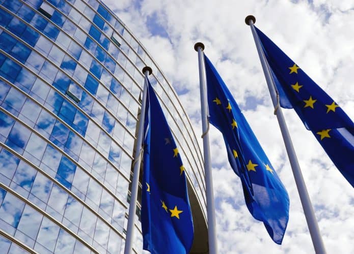 Bandeiras da União Europeia em frente a um prédio