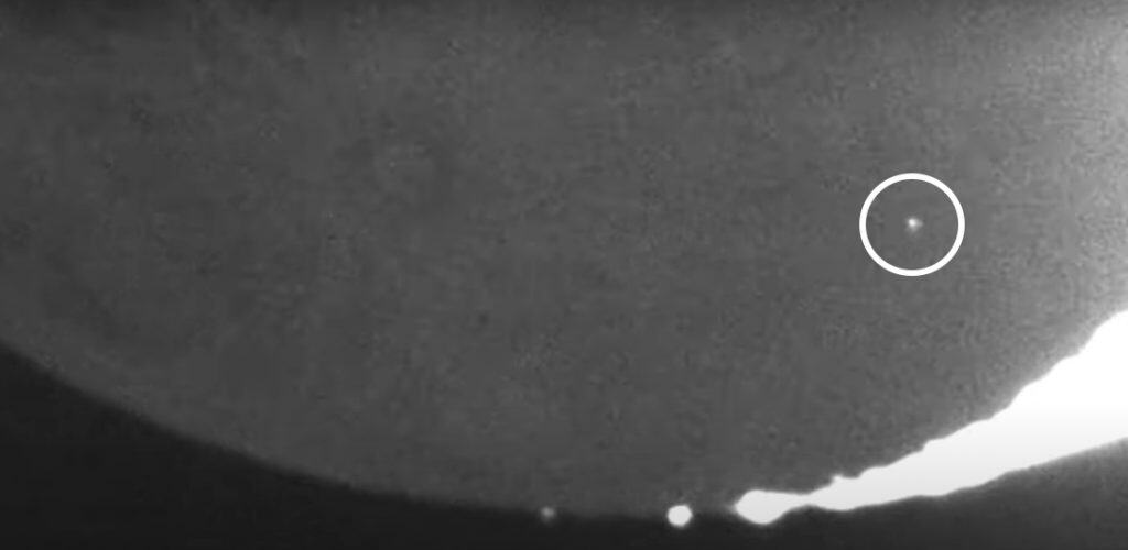 Astrônomo registra objeto colidindo com a Lua Na noite de 8 de dezembro, um astrônomo no Japão capturou o momento exato em que um objeto colidiu com a superfície da Lua, gerando um clarão visível. A principal suspeita é que o impacto tenha sido causado por um fragmento do asteroide responsável pela chuva de meteoros Geminídeas, que ocorre anualmente entre os dias 4 e 17 de dezembro. Astrônomo registra objeto colidindo com a Lua