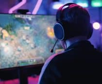Jogador em frente a PC gamer
