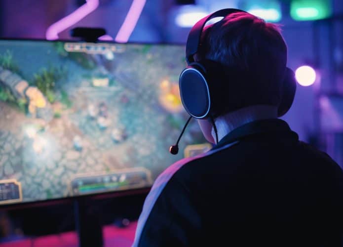 Jogador em frente a PC gamer