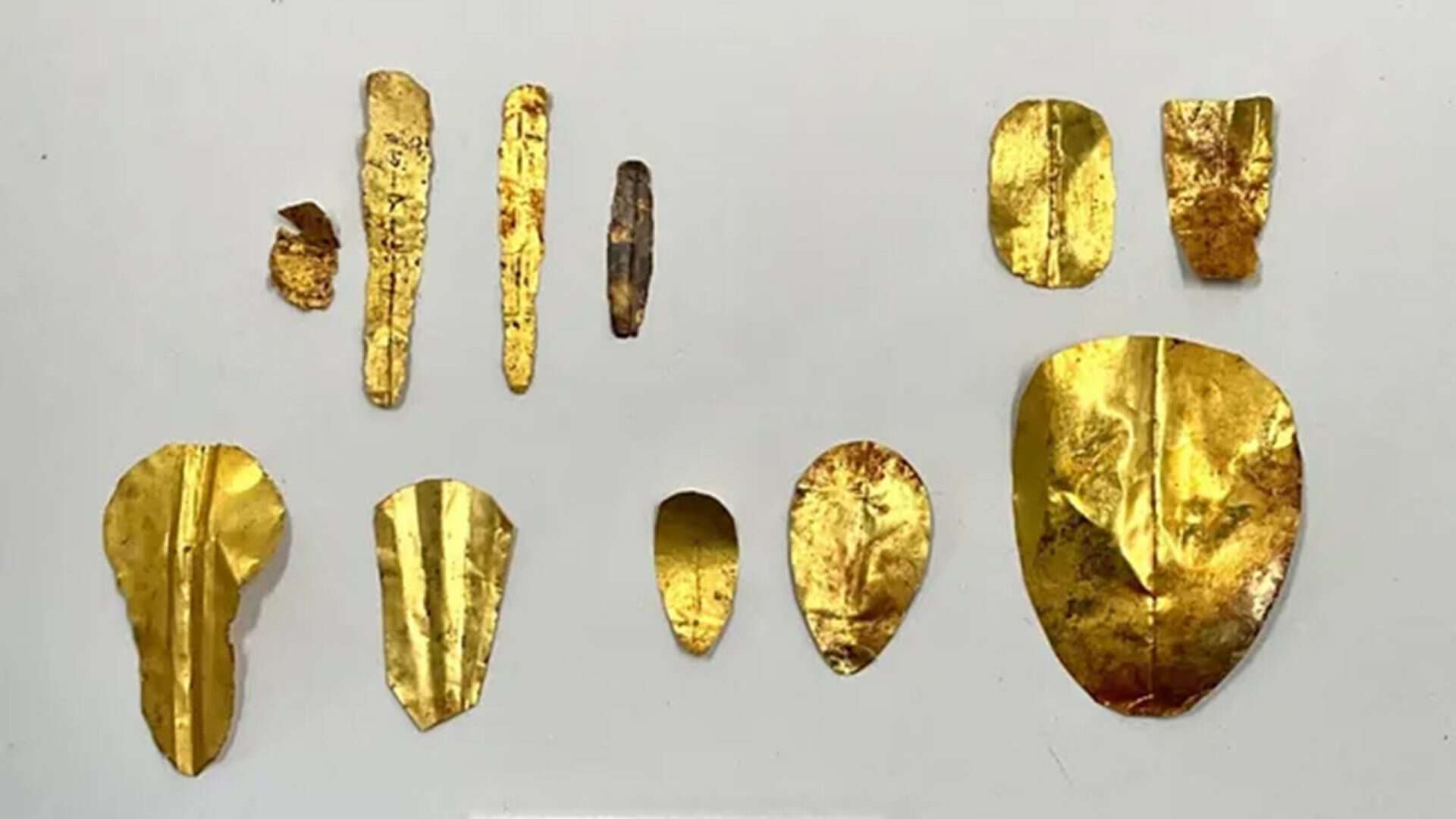 Línguas de ouro encontradas no Egito