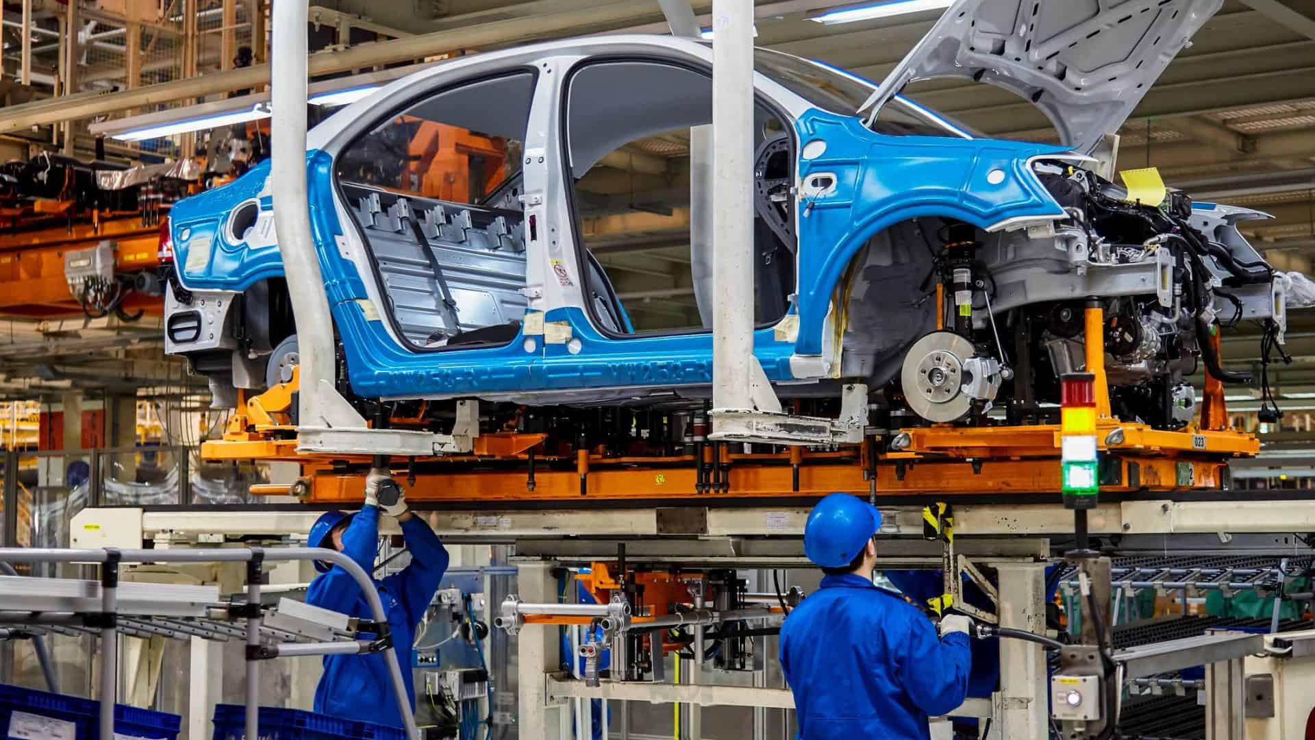 Trabalhadores em fábrica de carro da Volkswagen na China