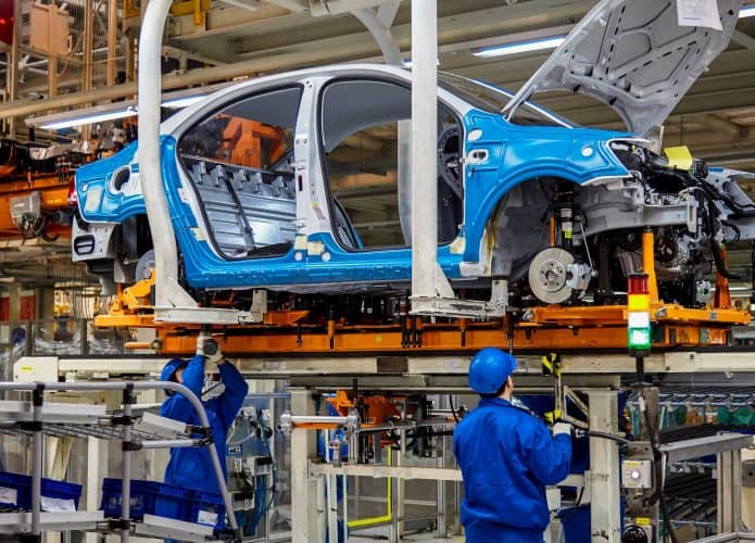 Trabalhadores em fábrica de carro da Volkswagen na China