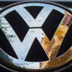 Logo da Volkswagen molhado em um carro