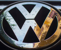 Logo da Volkswagen molhado em um carro